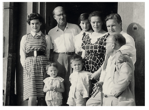 Ryszard Siwiec (drugi z lewej) z żoną i dziećmi oraz przyjaciółmi, Przemyśl, 1961 r. (fot. ze zbiorów rodzinnych)