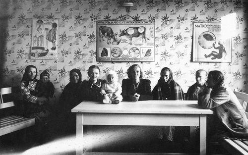 Pacjenci w poczekalni Ośrodka Zdrowia w Liszkach koło Krakowa, lata 1930-1939 (fot. z zasobu NAC)