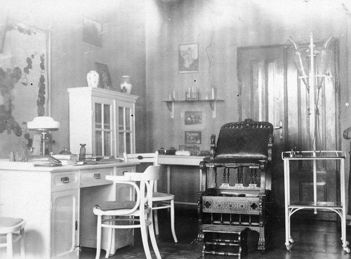 Wnętrze nieustalonej placówki służby zdrowia, 1931 (fot. z zasobu NAC)