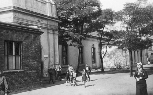 Miejski Ośrodek Zdrowia przy ulicy Teatralnej w Sosnowcu, 1933 (fot. z zasobu NAC)