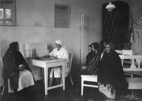 Rejestracja chorych w Poradni Przeciwgruźliczej i Przeciwjagliczej przy Powiatowym Ośrodku Zdrowia w Jarosławiu, 1930 (fot. z zasobu NAC)