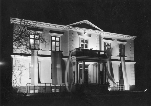 Budynek Ośrodka Zdrowia przy ulicy Srebrnej 12 w Warszawie w dniu uroczystego poświęcenia, 9 grudnia 1938 (fot. z zasobu NAC)