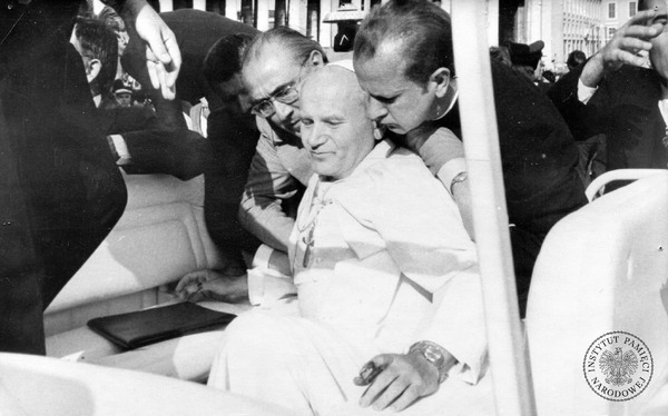 Prayer and forgiveness after the assassination attempt of John Paul II