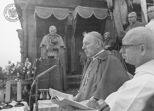 Holy Mass on the first anniversary of the second millennium celebrations. In the photo, in the foreground, Primate Stefan Wyszyński, next to him a Pauline father (holding a missal), in the background, on a platform, Archbishop Karol Wojtyła. Jasna Góra in Częstochowa, May 3, 1967 (photo from the Institute of National Remebrance Archives)