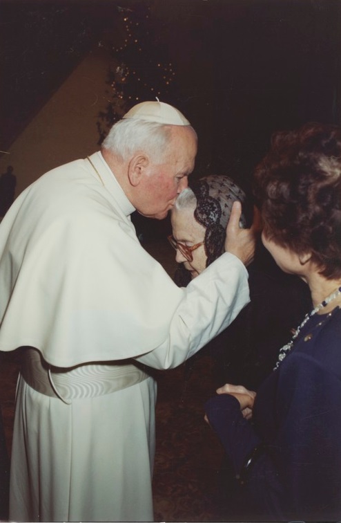 Z papieżem Janem Pawłem II – uroczystość nadania Karolinie Lanckoronskiej Orderu Świętego Grzegorza Wielkiego, 1998 r. (fot. Archiwum Nauki PAN i PAU w Krakowie)