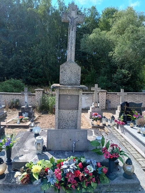 Pomnik zamordowanych mieszkańców wsi Strużki na cmentarzu w Niekrasowie (fot. ze zbiorów Pawła Żołądka – autora artykułu)