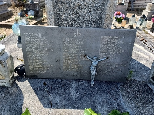 Tablica na pomniku zamordowanych mieszkańców wsi Strużki na cmentarzu w Niekrasowie (fot. ze zbiorów Pawła Żołądka – autora artykułu)