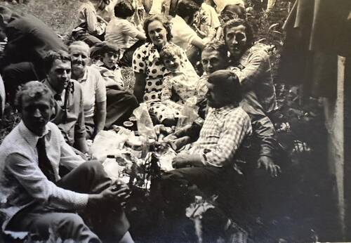 Stanisław Wiącek (drugi od lewej) w otoczeniu rodziny i przyjaciół (fot. ze zbiorów rodzinnych Ryszarda Ferenca)