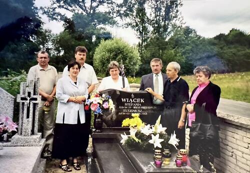 Stanisław Wiącek (drugi od prawej) w otoczeniu rodziny przy grobie rodziców na cmentarzu w Niekrasowie. Zdjęcie wykonane 30 czerwca 2002 r. (fot. ze zbiorów rodzinnych Ryszarda Ferenca)