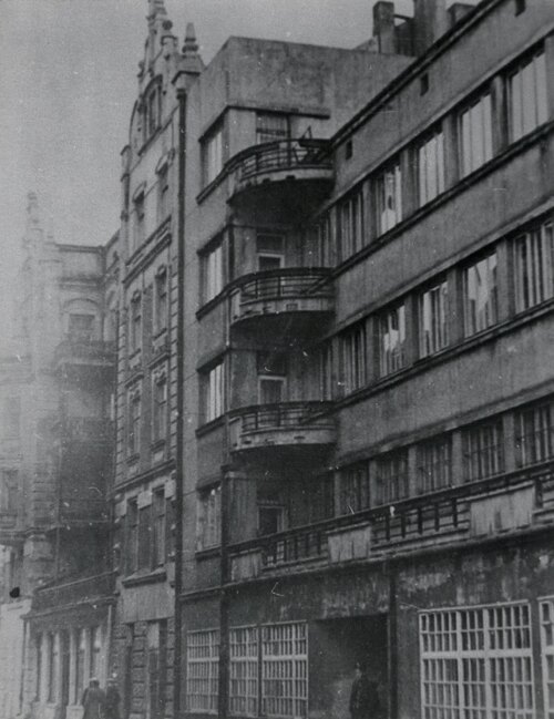 Siedziba WUBP w Lublinie. Przed wejściem do budynku widoczny wartownik (fot. z zasobu IPN)