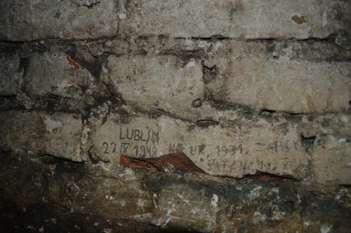 Napisy w piwnicach kamienicy przy ul. Krótkiej 4 (fot. Paweł Chojna)