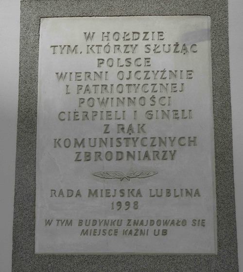 Wmurowana tablica na budynku dawnej siedziby WUBP w Lublinie (fot. J. Dudek)