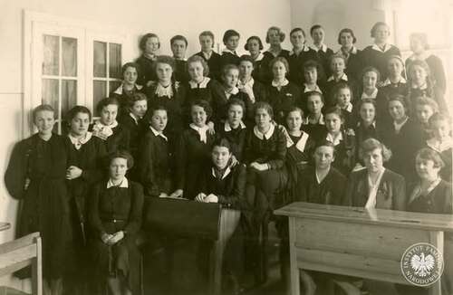 IV klasa Gimnazjum im. Królowej Jadwigi. W pierwszym rzędzie od góry, pierwsza od lewej, stoi Ewa Piaszczyńska. Warszawa, 1938 r. (fot. z zasobu AIPN)