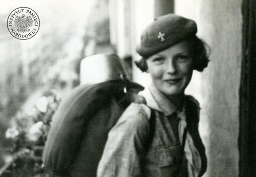 Ewa Piaszczyńska – harcerka 14. Warszawskiej Żeńskiej Drużyny Harcerskiej. Warszawa, 1937 r. (fot. z zasobu AIPN)