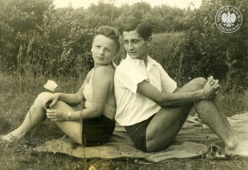 Ewa Piaszczyńska i Jerzy Stolarski na wycieczce w Zalesiu Górnym, 1943 r. (fot. z zasobu AIPN)