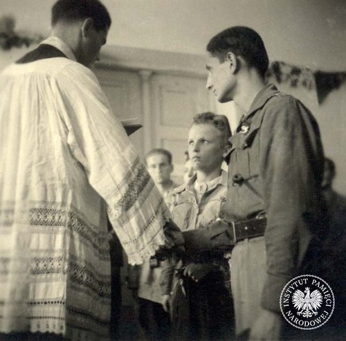 Ślub Ewy Piaszczyńskiej i Jerzego Stolarskiego zawarty w czasie powstania warszawskiego w budynku Wydziału Architektury Politechniki Warszawskiej. Warszawa, 28 sierpnia 1944 r. (fot. z zasobu AIPN)