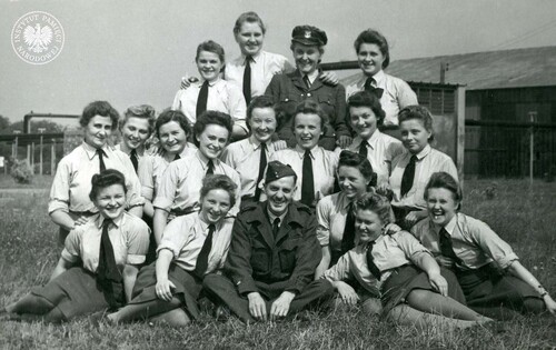 Grupa ochotniczek Pomocniczej Lotniczej Służby Kobiet z instruktorem (Ewa Stolarska w środkowym rzędzie, trzecia od prawej). Wilmslow, 1945 r. (fot. z zasobu AIPN)