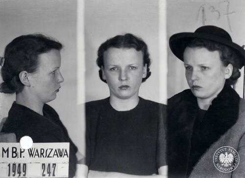 Zdjęcie sygnalityczne Ewy Stolarskiej, wykonane w siedzibie MBP w Warszawie w 1949 r. (fot. z zasobu AIPN)