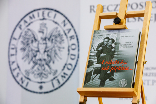 Promocja albumu „A miało być tak pięknie… Historia Ewy i Jerzego Stolarskich” na spotkaniu podsumowującym rok projektu Archiwum Pełne Pamięci – Warszawa, 2 października 2018 (fot. Sławek Kasper/IPN)