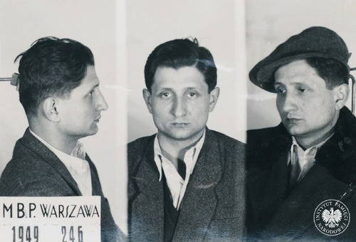 Zdjęcie sygnalityczne Jerzego Stolarskiego, wykonane w siedzibie MBP w Warszawie w 1949 r. (fot. z zasobu AIPN)