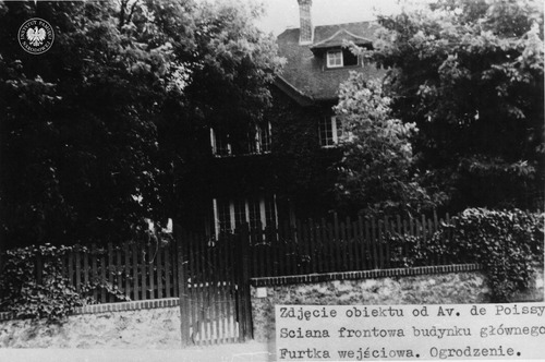 Zdjęcie ogrodzenia z furtką wejściową oraz frontu budynku Instytutu Literackiego wykonane z Avenue de Poissy w Maisons-Laffitte (fot. z zasobu IPN)