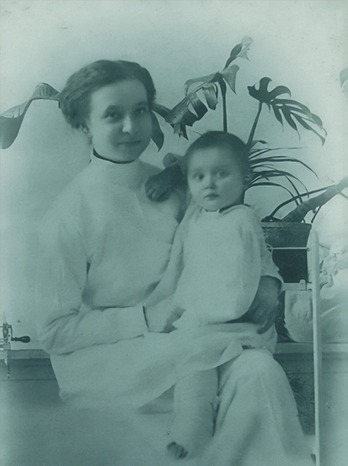 Zofia Szlenkierówna z pierwszą pacjentką – małą Zosią (fot. ze zbiorów Katolickiego Stowarzyszenia Pielęgniarek i Położnych Polskich – Oddział w Krakowie)