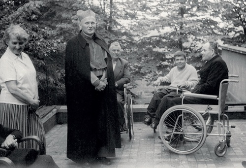 Kard. Karol Wojtyła z chorymi i Hanną Chrzanowską (fot. ze zbiorów Katolickiego Stowarzyszenia Pielęgniarek i Położnych Polskich – Oddział w Krakowie)