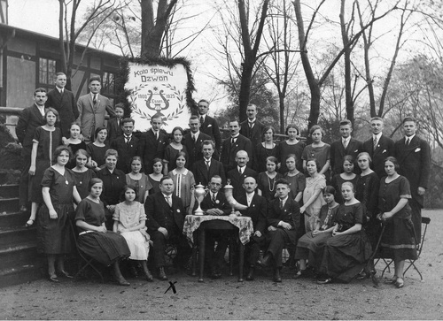 Fotografia grupowa członków koła z prezesem Związku Kół Śpiewaczych w Westfalii i Nadrenii, założycielem i honorowym prezesem Koła Śpiewu "Dzwon" Jakubem Przybylskim (x), 1926 r. (fot. ze zbiorów NAC)