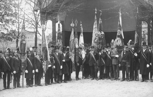 Poczty sztandarowe polskich towarzystw kościelnych i bractw różańcowych w Essen uczestniczące w obchodach rocznicy uchwalenia Konstytucji 3 Maja [okres międzywojenny] (fot. ze zbiorów NAC)