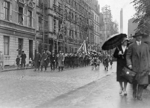 Pochód ulicami miasta podczas zjazdu młodzieży polskiej w Essen [okres międzywojenny] (fot. ze zbiorów NAC)