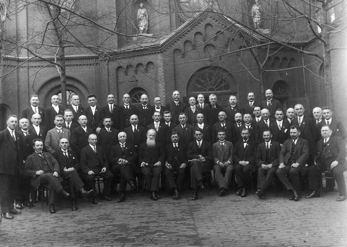 Fotografia grupowa członków Zjednoczenia Zawodowego Polskiego w Bochum, 1927 r. (fot. ze zbiorów NAC)