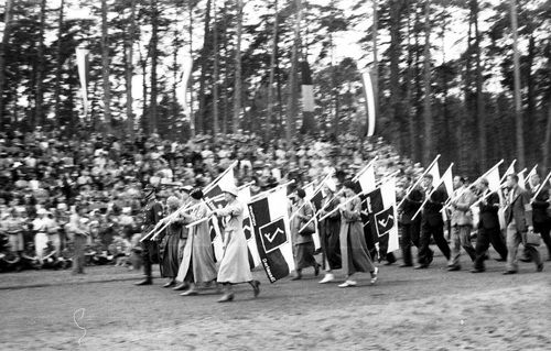 Przedstawiciele Polaków z Niemiec, m.in. z Dortmundu, w defiladzie delegacji uczestniczących w II Zlocie Młodzieży Polskiej z Zagranicy, 1935 r. (fot. ze zbiorów NAC)