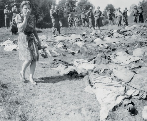Żołnierze armii amerykańskiej pokazują niemieckim cywilom ekshumowane ciała 800 osób spalonych przez esesmanów podczas ewakuacji więźniów Buchenwaldu do Dachau, Nammering w Bawarii, maj 1945 r. Fot. Wikipedia