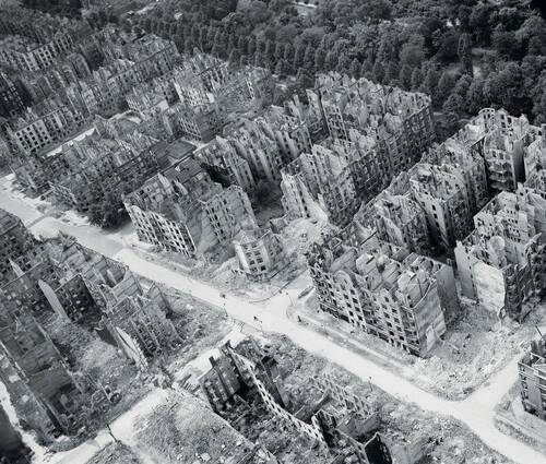 Spalone budynki po bombardowaniu Hamburga przez aliantów w czasie II wojny światowej. Fot. Wikipedia/Imperial War Museums/Dowd J (Fg Off), Royal Air Force official photographer