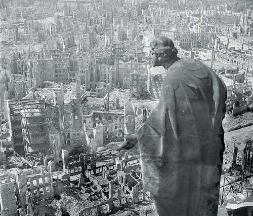 Ruiny Drezna po nalotach alianckich i alegoria Dobra. Fot. Wikipedia/CC BY-SA 3.0 de/Deutsche Fotothek‎