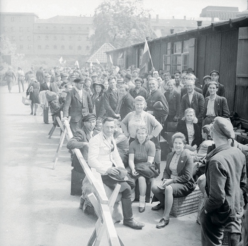 Obóz dla dipisów na terenie hamburskiego zoo (został zbudowany przez firmę Blohm &amp;amp; Voss podczas II wojny światowej, aby pomieścić robotników przymusowych),  najprawdopodobniej maj 1945 r. Fot. Wikipedia/Imperial War Museums/ No 5 Army Film &amp;amp; Photographic Unit, Mapham J (Sgt)