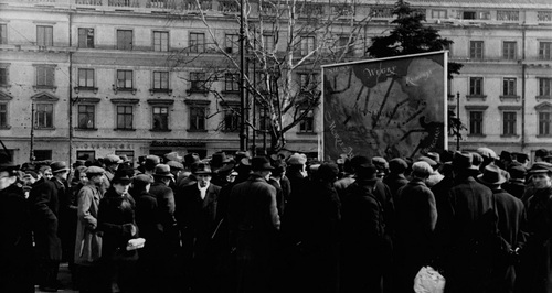 Mieszkańcy Warszawy przed umieszczoną na ulicy propagandową mapą działań wojennych w Jugosławii, 1941 r. (fot. z zasobu NAC)