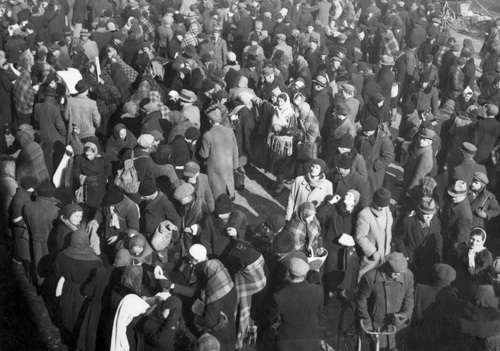 Ludzie na targu przy ul. Szerokiej na krakowskim Kazimierzu, lata 1941-1943 (fot. z zasobu NAC)