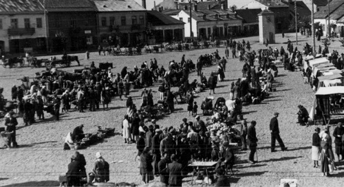Handlarze i kupujący na placu targowym w Końskich, 1943 r. (fot. z zasobu NAC)