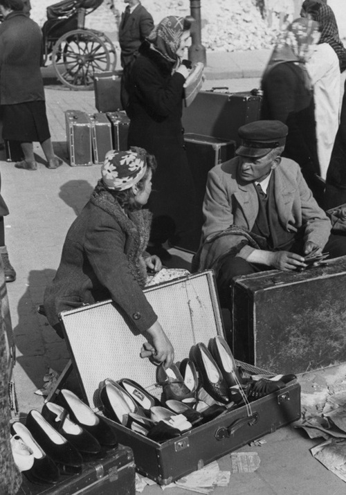 Uliczna sprzedaż butów w Warszawie z okresu okupacji niemieckiej (fot. z zasobu NAC)