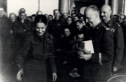 Wizyta Naczelnego Wodza gen. Władysława Sikorskiego w Armii Polskiej w Buzułuku (ZSRS), za nim gen. Władysław Anders, 1941 lub 1942 r. (fot. z zasobu NAC)