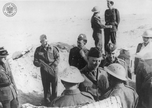 Naczelny Wódz Polskich Sił Zbrojnych, gen. Władysław Sikorski rozmawia z żołnierzami podczas wizytacji oddziałów Samodzielnej Brygady Strzelców Karpackich w oblężonym Tobruku, 14 listopada 1941 r. Widoczni także m.in.: Szef Sztabu Naczelnego Wodza, gen. bryg. Tadeusz Klimecki, oraz dowódca SBSK, gen. bryg. Stanisław Kopański (fot. z zasobu AIPN)
