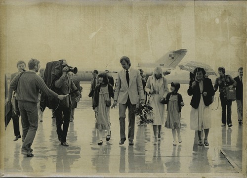 Marian Zacharski z rodziną po wylądowaniu na Okęciu (fot. z zasobu IPN)