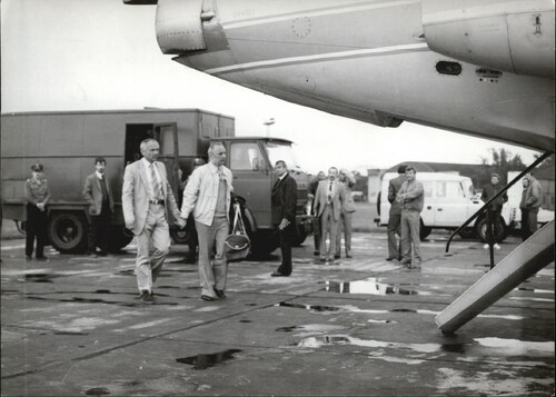 Bogdan Walewski na lotnisku Okęcie przed wylotem na wymianę do Berlina (fot. z zasobu IPN)