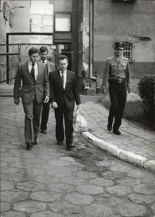 Leszek Chróst przed więzieniem na Mokotowie,  przed wylotem na wymianę (fot. z zasobu IPN)