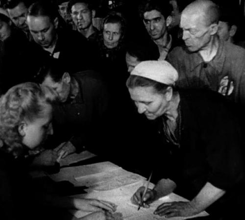 Akcja zbierania podpisów pod Apelem sztokholmskim w Związku Sowieckim. Kadr z Polskiej Kroniki Filmowej, 15 VIII 1950 r. (PKF)