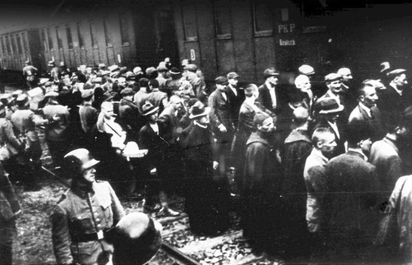 Przyjechali na rampę obstawioną esesmanami…