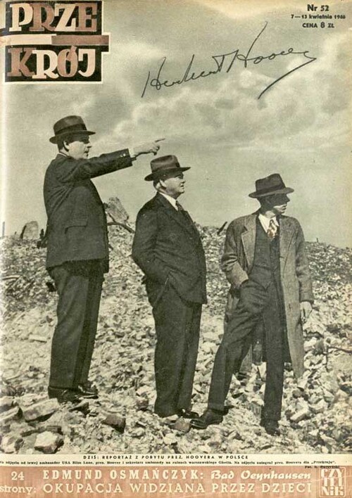 Okładka „Przekroju”, kwiecień 1946 r. Arthur Bliss-Lane (pierwszy od lewej) i Herbert Hoover (drugi od lewej) w ruinach warszawskiego getta (fot. domena publiczna)
