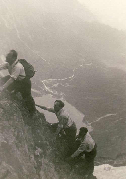 Ksiądz Stefan Dzierżek (pośrodku) z przyjaciółmi w czasie wycieczki w Tatrach