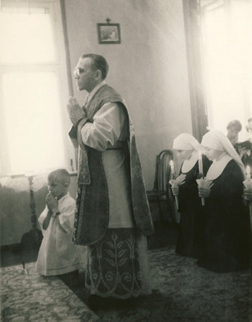 Ksiądz Stefan Dzierżek odprawia Mszę świętą